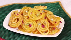 Aaj Kay Banavu Ya? - Madhura Special on Sony Marathi SD - past program