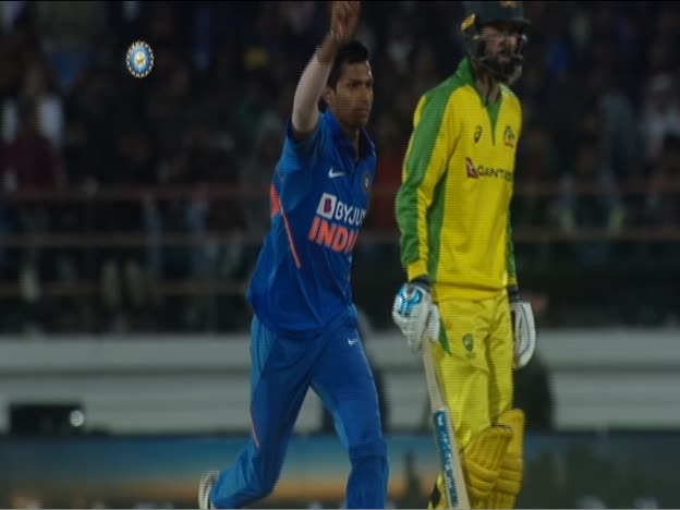 WICKET!! Sani strikes again. Starc 6(11) on JioTV