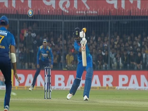 Back to Back boundaries from Rahul on JioTV