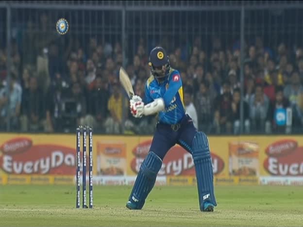 3 Boundaries in Last Over on JioTV