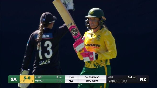 Four! Luus Gets The First Boundary Of The Match on Sony LIV