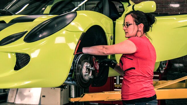 All Girls Garage season 3 episode 1 on Discovery Plus