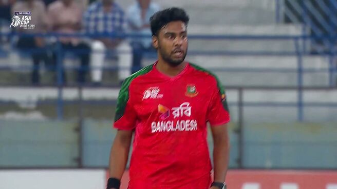 Wicket! Saqlain’s Offcutter Sneaks Through And Rattles Minhas’ Stumps on Sony LIV