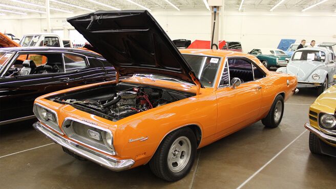 Dallas Car Sharks season 2 episode 1 on Discovery Plus