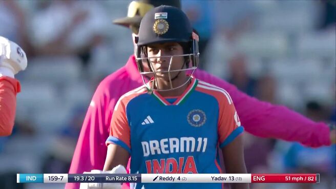 Four! Arundhati Slams Arlott For Consecutive Boundaries In the Final Over on Sony LIV