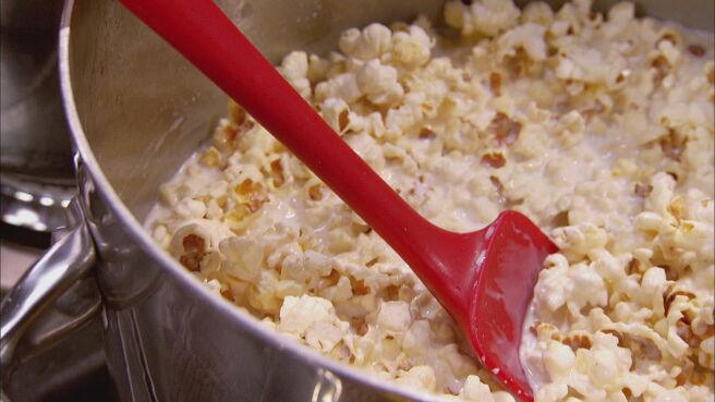 Holiday Baking Championship season 2 episode 6 on Discovery Plus