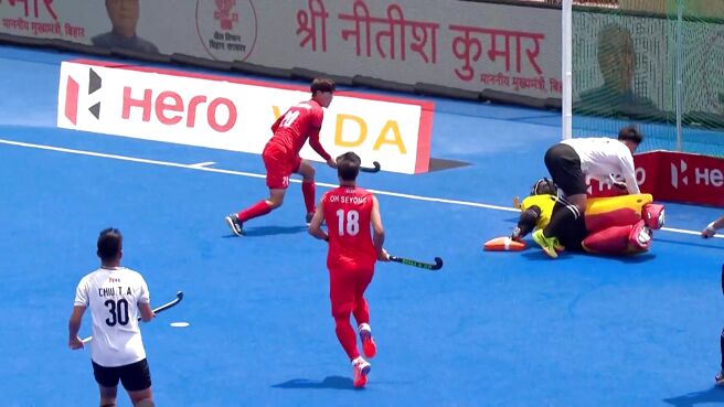 Save! Ting-Shuo Dives Across To Tip Away Sunghyun's Goal-Bound Effort on Sony LIV