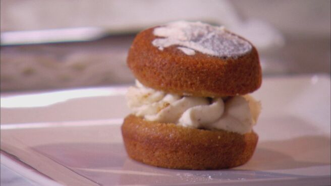 Holiday Baking Championship season 2 episode 3 on Discovery Plus