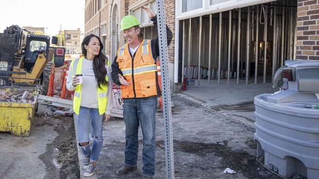 Fixer Upper: The Hotel season 1 episode 1 on DiscoveryPlus