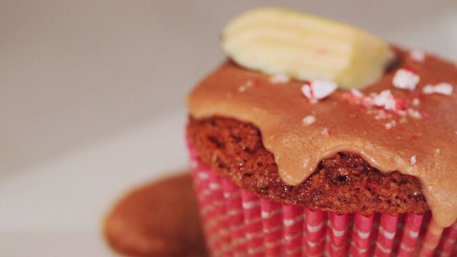 Holiday Baking Championship season 2 episode 2 on Discovery Plus