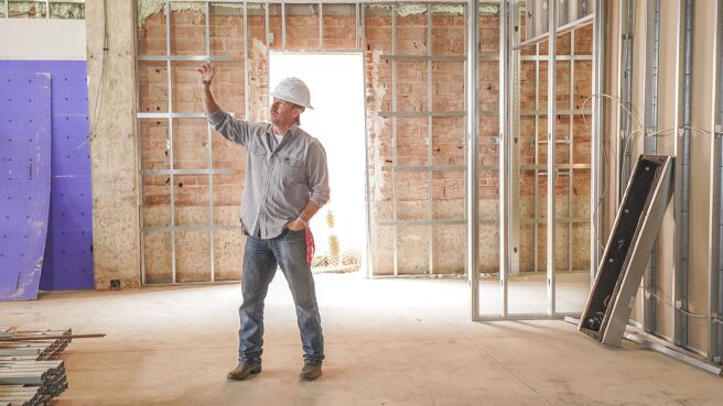 Fixer Upper: The Hotel season 1 episode 2 on DiscoveryPlus