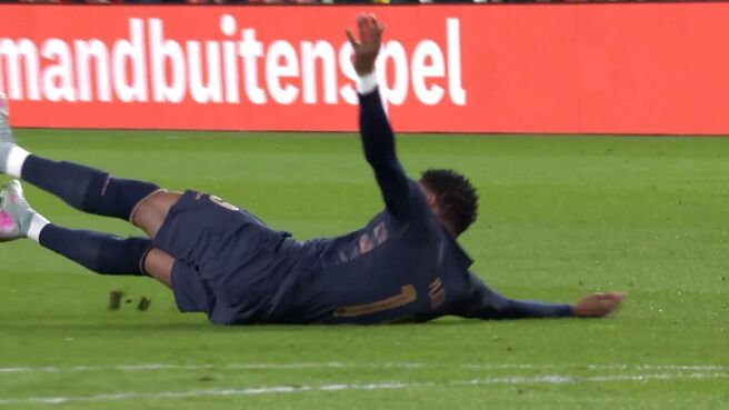 Red Card! Dumfries' Rash Tackle Leaves Netherlands Down To 10 on Sony LIV