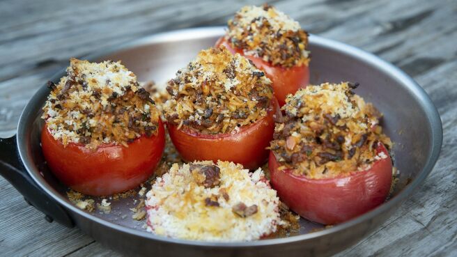 Symon's Dinners Cooking Out season 3 episode 14 on Discovery Plus