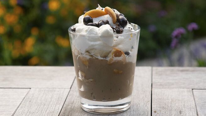 Symon's Dinners Cooking Out season 3 episode 8 on Discovery Plus