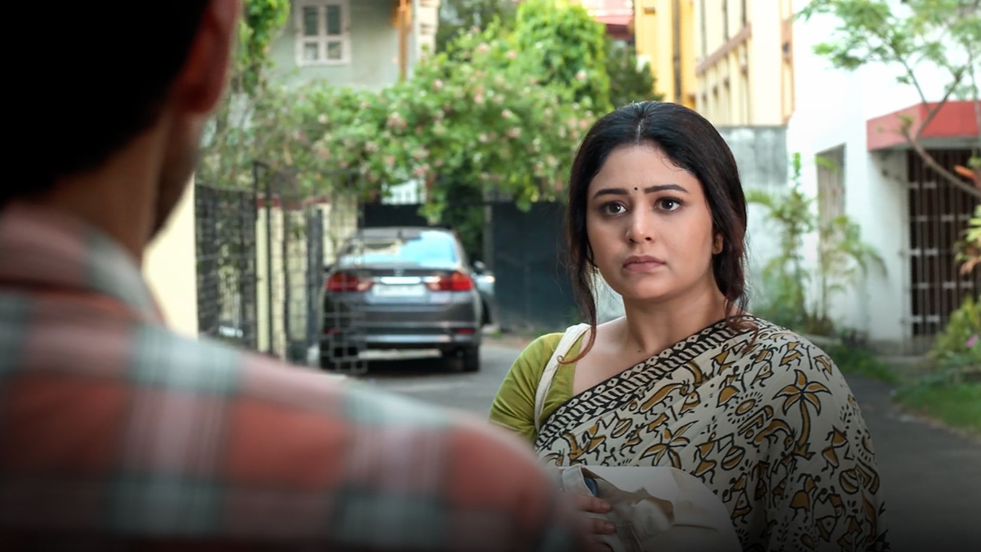 Apne Paraye (Hindi) season 1 episode 19 on Hoichoi