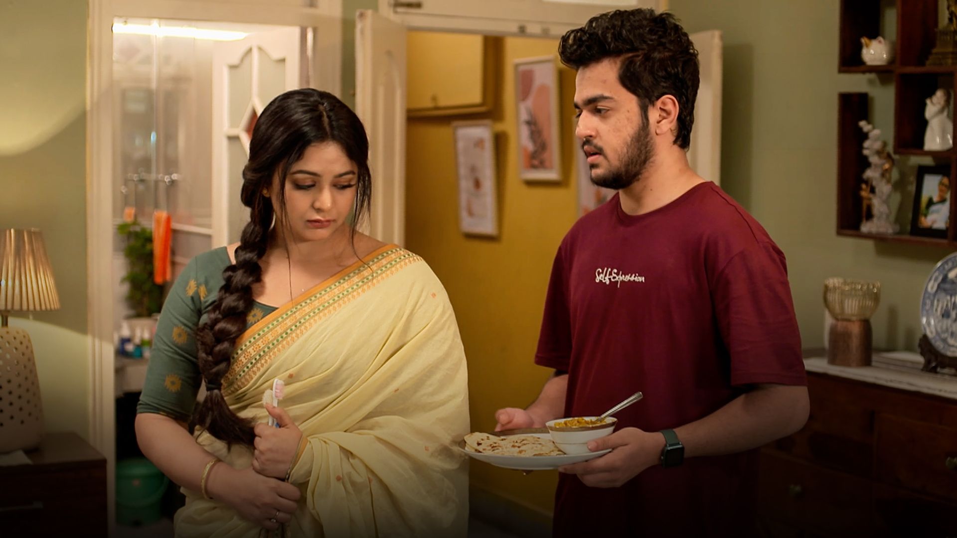 Apne Paraye (Hindi) season 1 episode 14 on Hoichoi