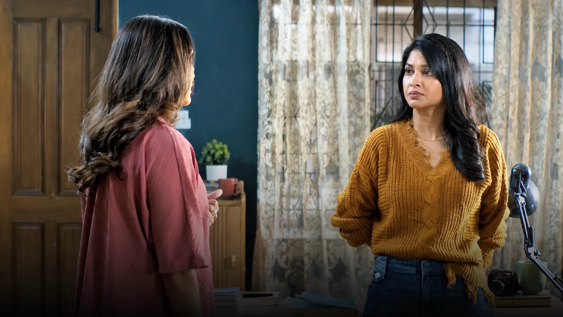 Headline season 1 episode 4 on Hoichoi