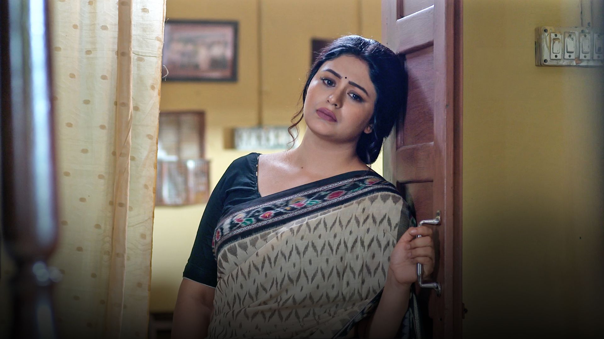 Apne Paraye (Hindi) season 1 episode 24 on Hoichoi