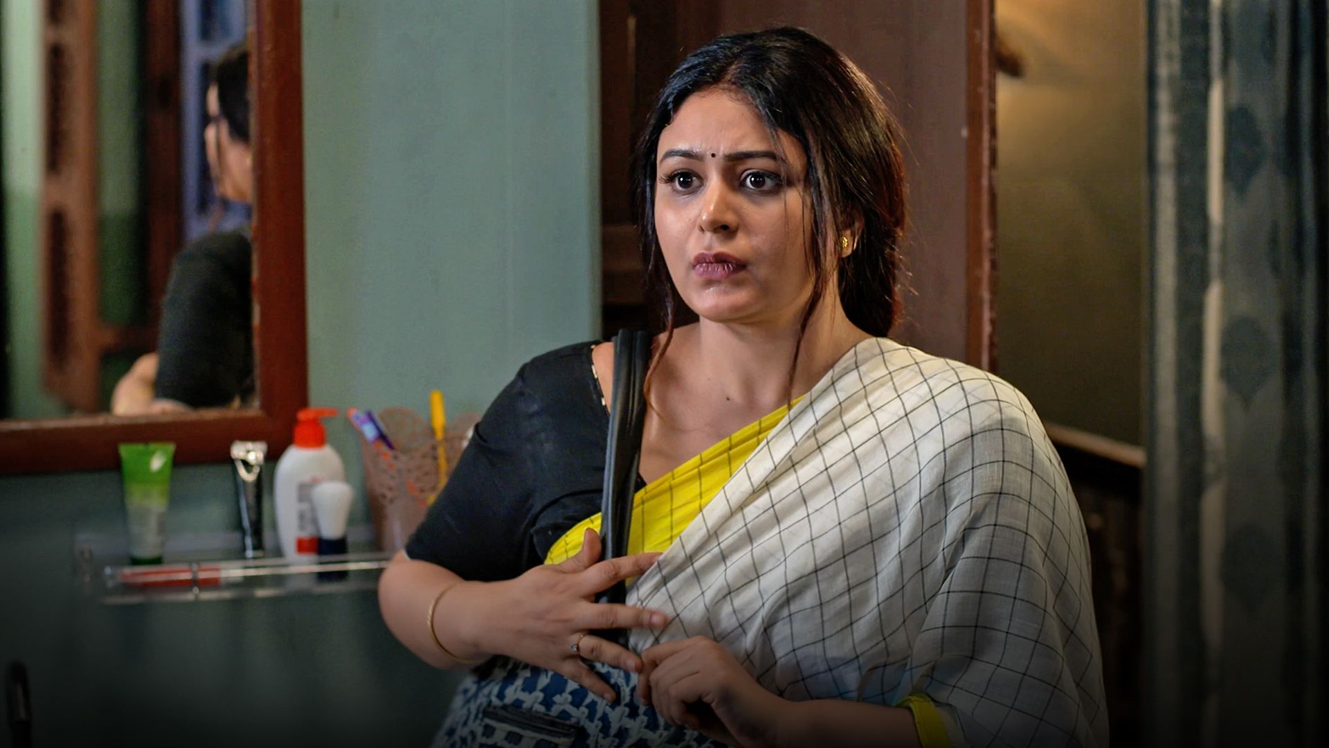 Apne Paraye (Hindi) season 1 episode 13 on Hoichoi