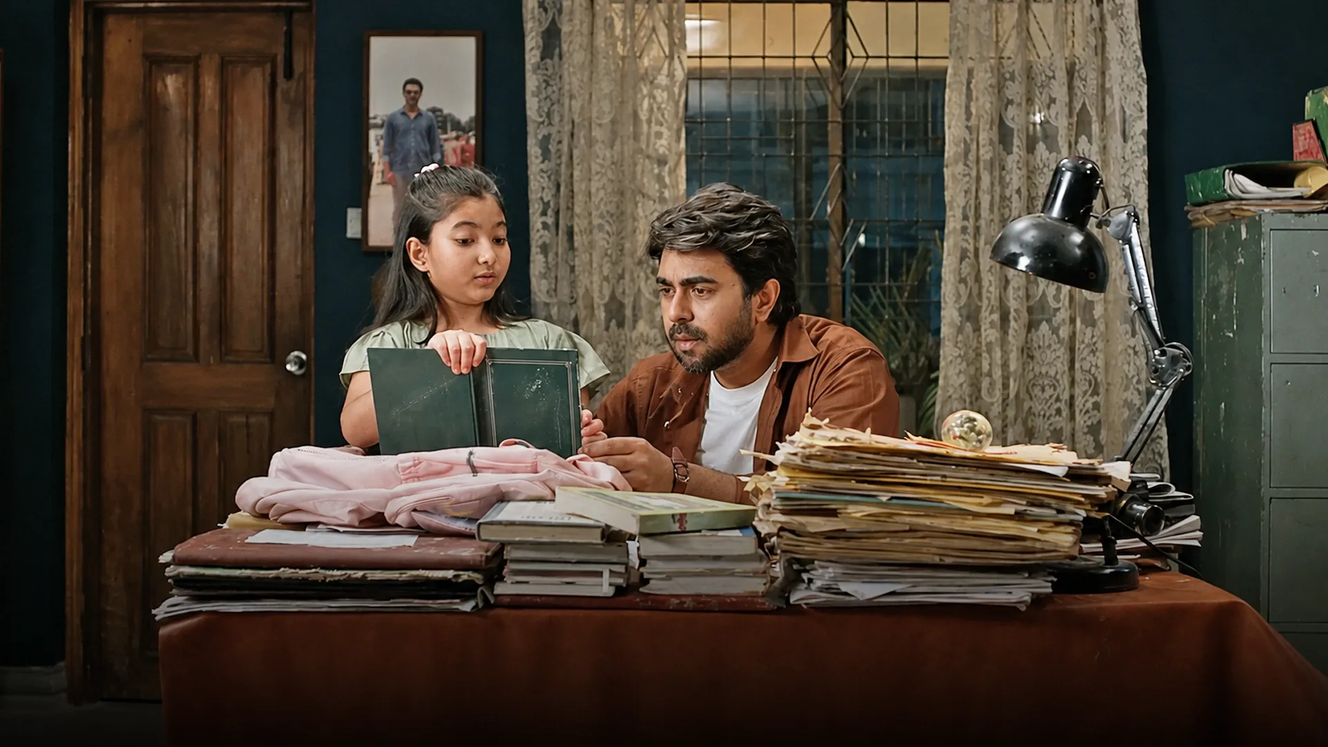 Headline season 1 episode 1 on Hoichoi