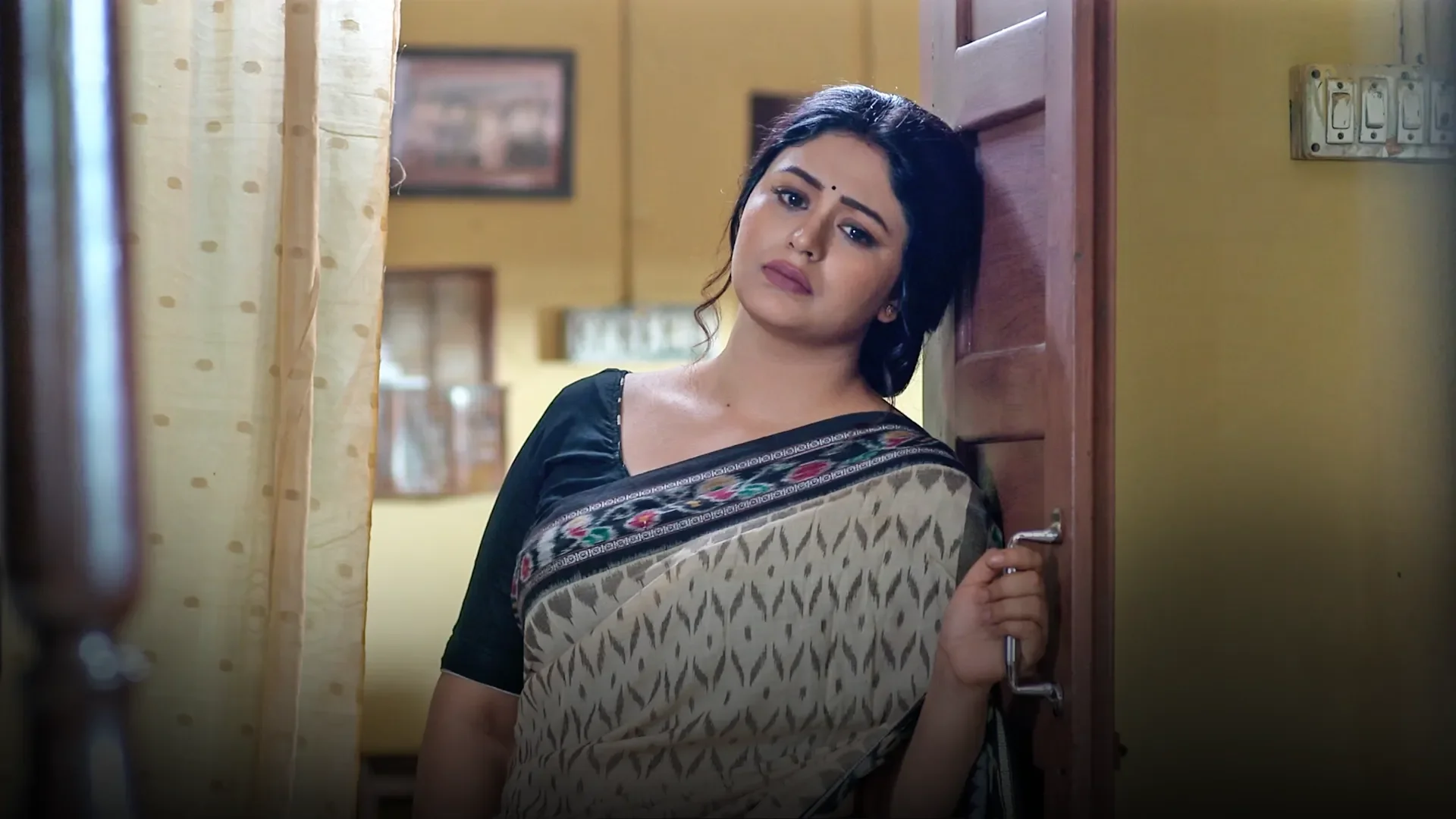 Shakha Proshakha season 1 episode 24 on Hoichoi