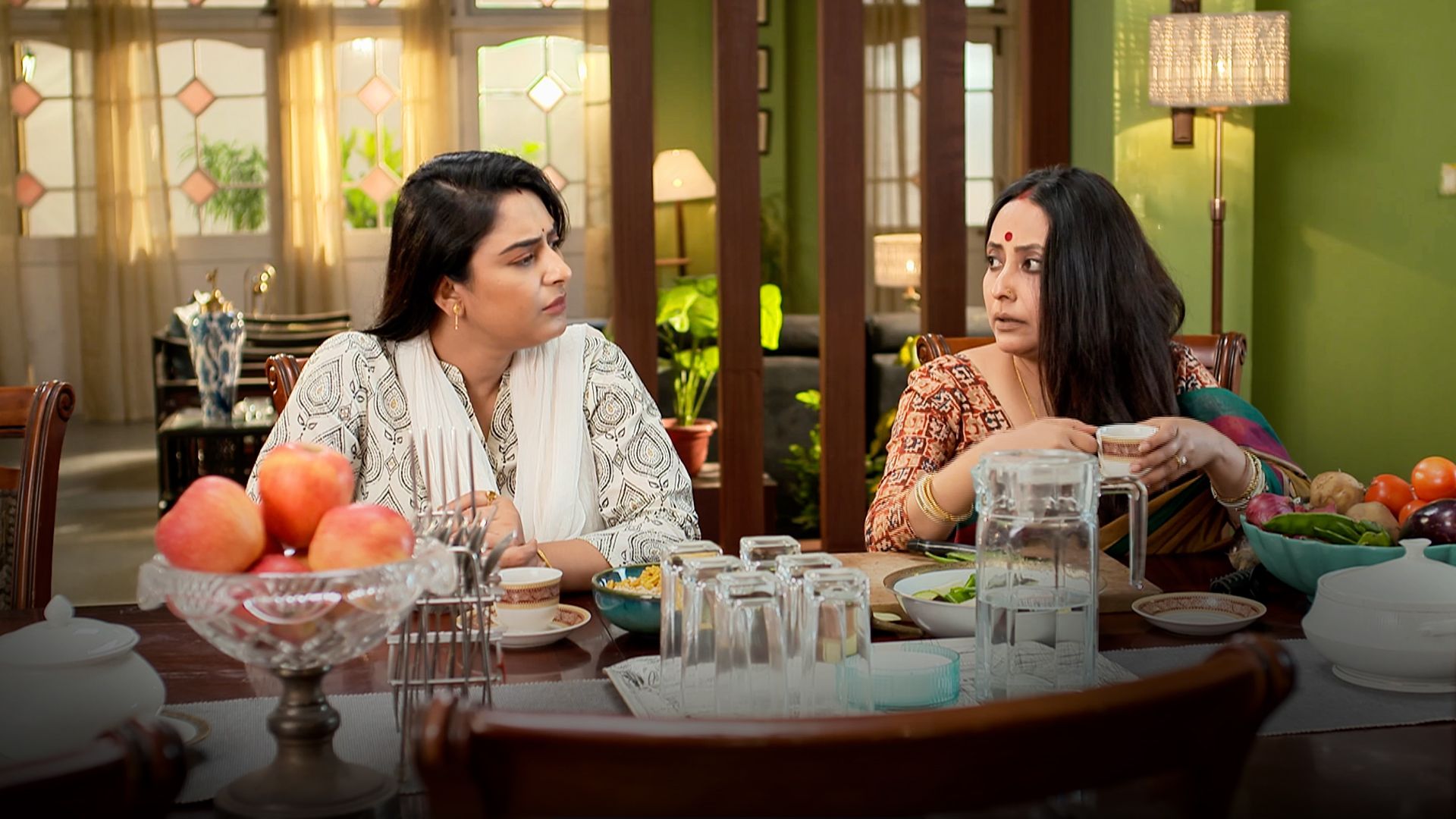 Apne Paraye (Hindi) season 1 episode 18 on Hoichoi
