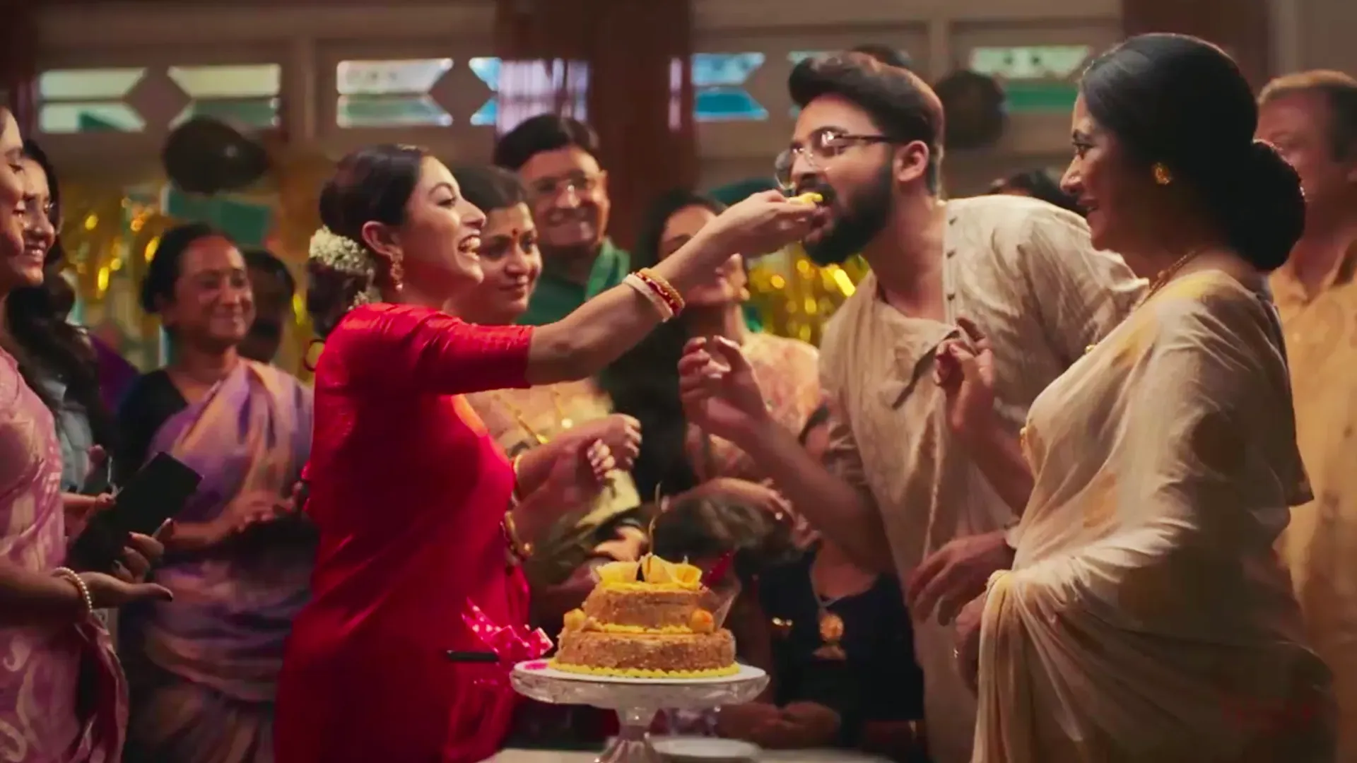 Antormahal season 1 episode 1 on Hoichoi
