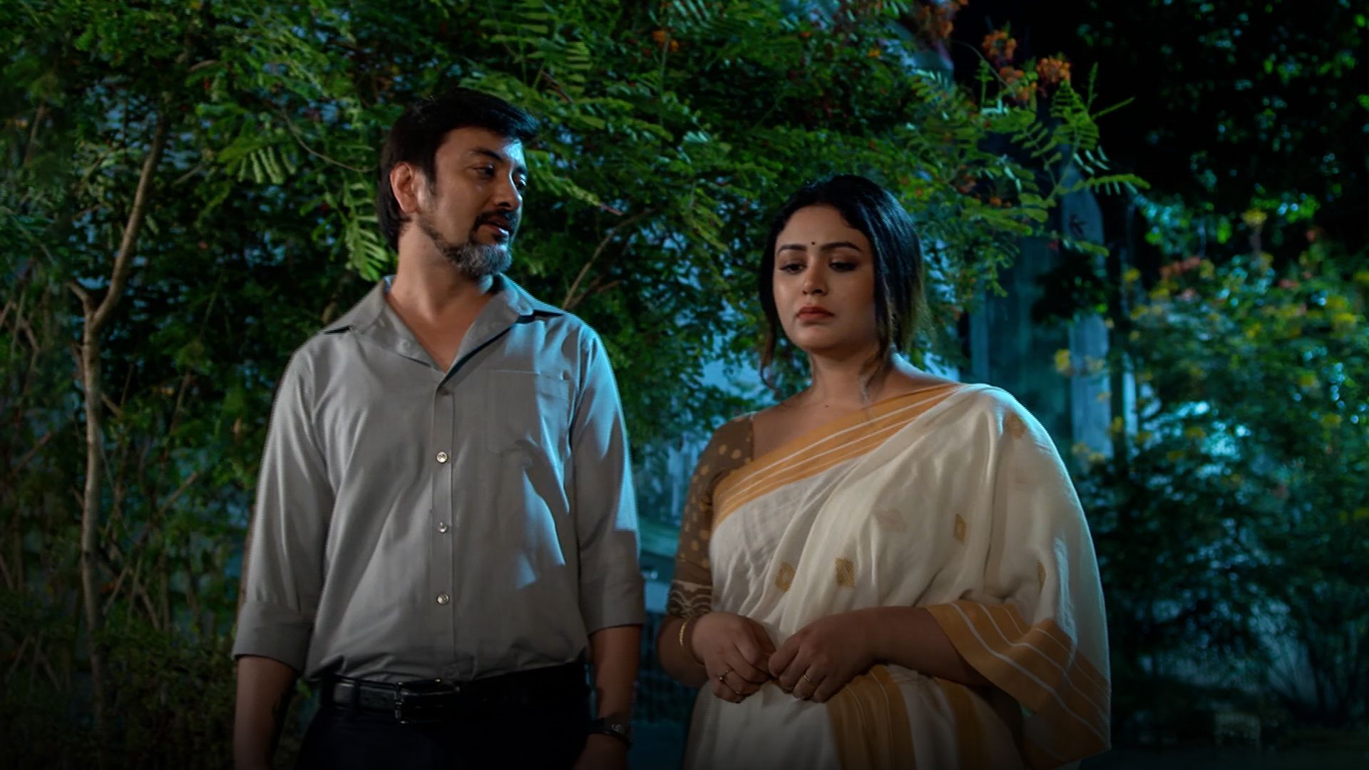 Apne Paraye (Hindi) season 1 episode 9 on Hoichoi
