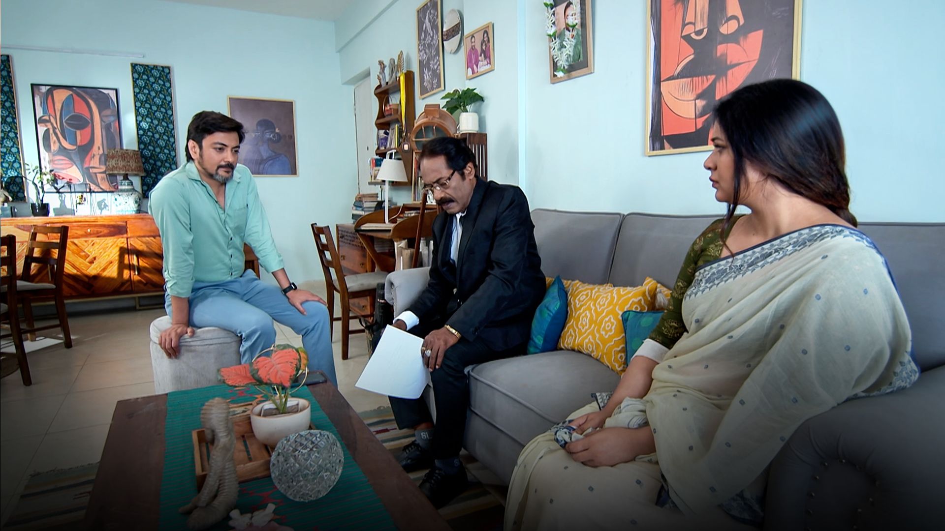 Apne Paraye (Hindi) season 1 episode 22 on Hoichoi