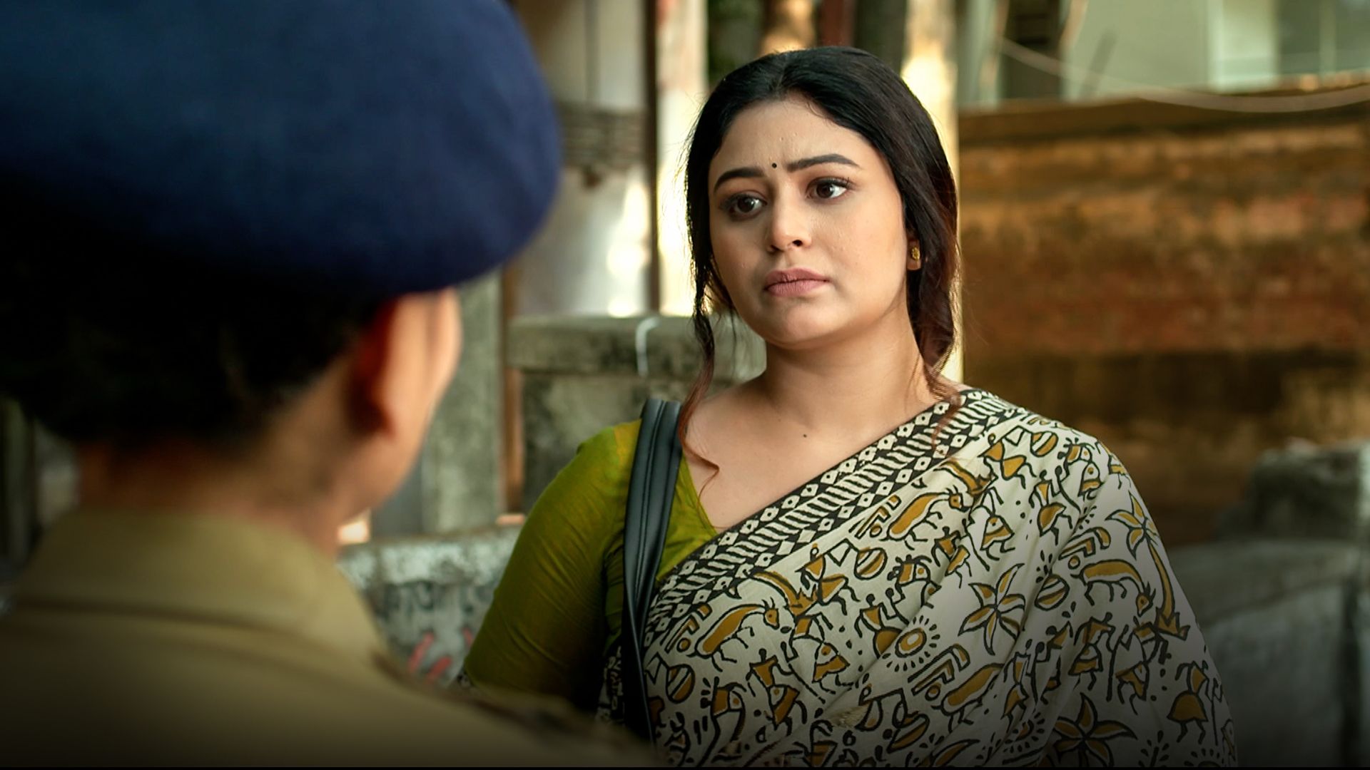 Apne Paraye (Hindi) season 1 episode 10 on Hoichoi